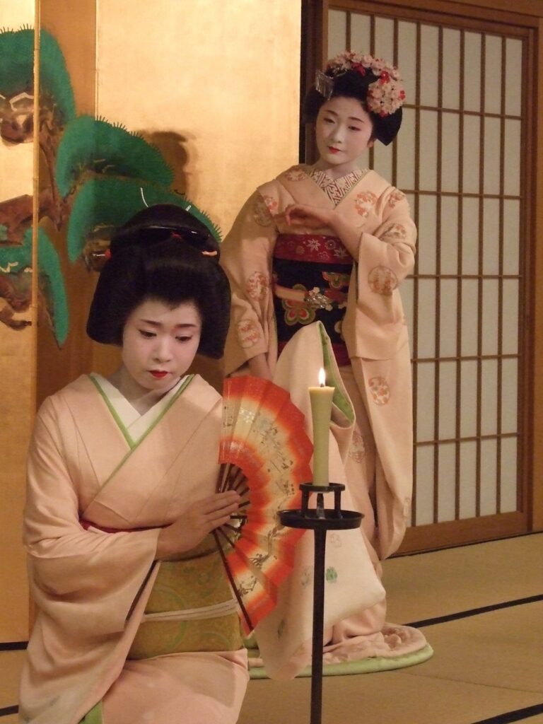 画像に alt 属性が指定されていません。ファイル名: %E8%8A%B8%E8%80%85%E3%81%A8%E8%88%9E%E5%A6%93-768x1024.jpg